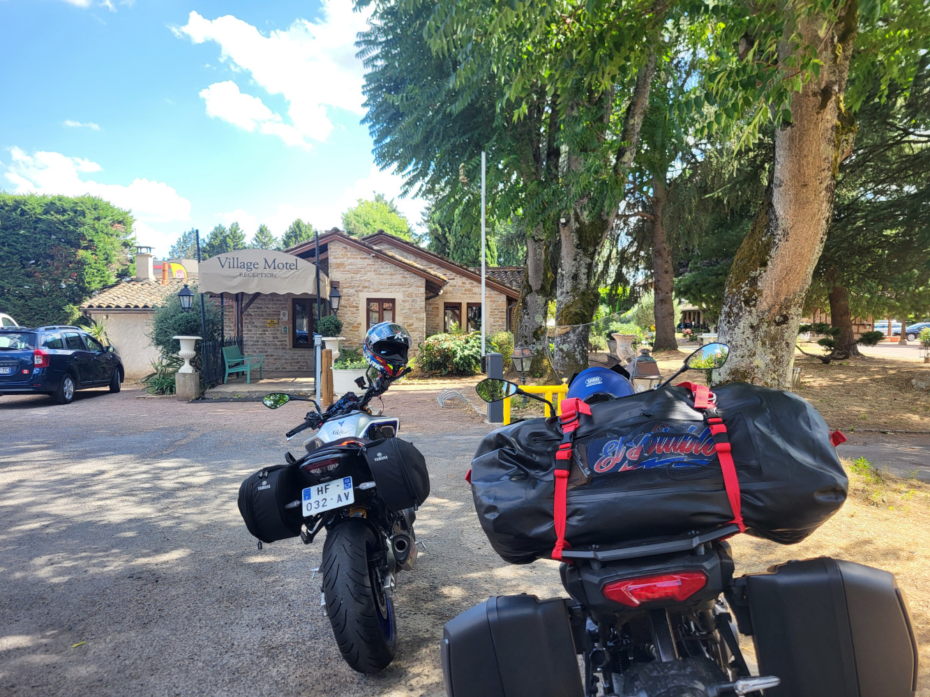 Photo de VILLAGE MOTEL**